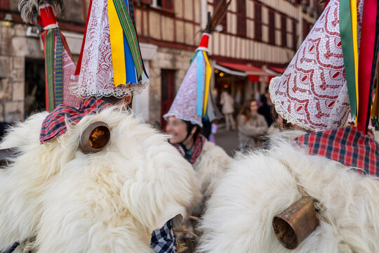 Joaldunak en costume en peau de mouton dans une rue traditionnelle du Pays Basque, &agrave; Bayonne