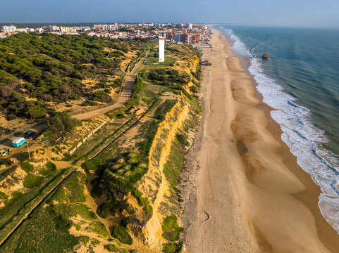 Faro de La Higuera o Matalasca&ntilde;as, situado en el municipio espa&ntilde;ol en Almonte, provincia de Huelva, comunidad aut&oacute;noma de Andaluc&iacute;a, Espa&ntilde;​a