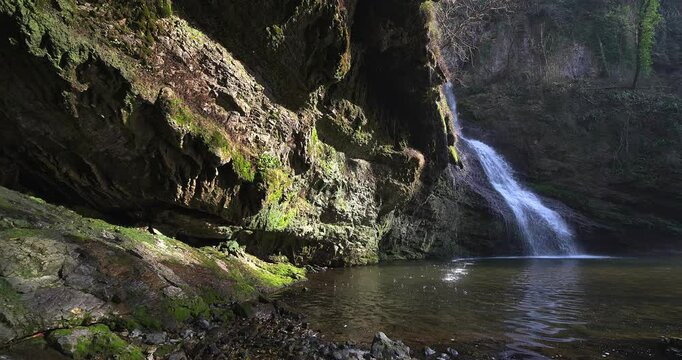 Discover the magic of the waters that dive between the rocks