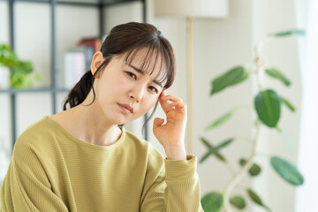 頭が痛い若い女性