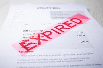 Obraz premium Expired Utility Bill Notice, overdue account summary for home energy usage, financial reminder with deadline information