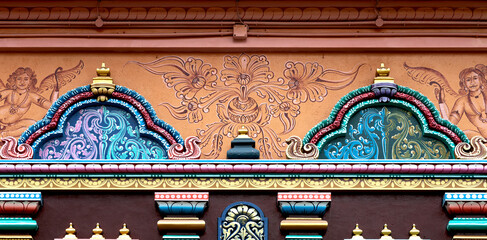 grabados en la pared naranja del templo