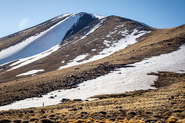 montaña con nieve 