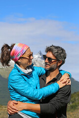 Foto de pareja disfrutando la vida al aire libre en las montañas