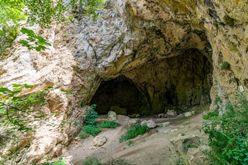 Obraz premium Cave entrance near Fridingen and Beuron in the idyllic Danube valley
