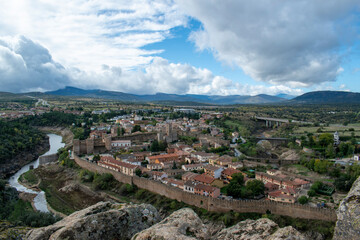 Obraz premium Buitrago del Lozoya: Medieval Town View