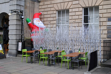 Obraz premium Outdoor Seating Area on Pavement with Inflatable Santa Claus 