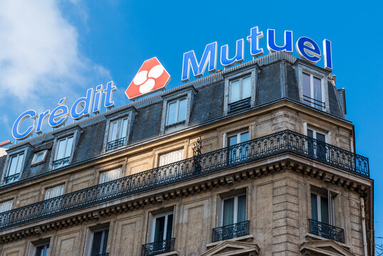 Le Cr&eacute;dit mutuel, banque mutualiste fran&ccedil;aise, Paris, France