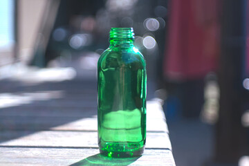 緑色のガラス瓶、ボケの美しい背景