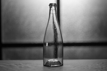 モノクロ写真のガラス瓶、レトロな雰囲気