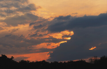 Lebendiges Romantik Wolkenspiel am Abend, sanfte Farben