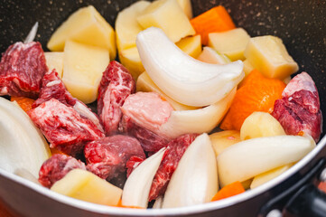 カレーの食材を炒める