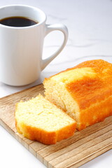 ふんわりしたパウンドケーキと淹れたてのコーヒーで、おやつの時間
