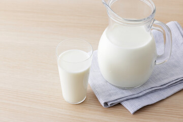 グラスに注いだ牛乳　Milk