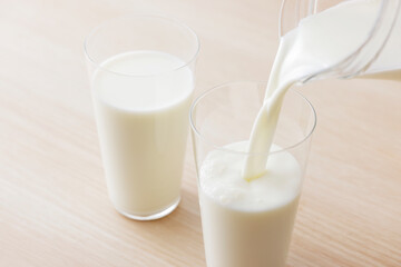 グラスに注いだ牛乳　Milk