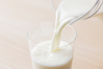 グラスに注いだ牛乳　Milk