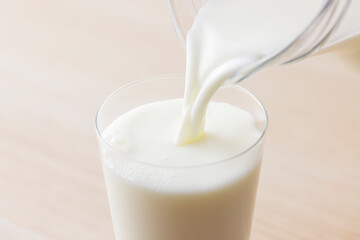 グラスに注いだ牛乳　Milk