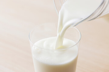 グラスに注いだ牛乳　Milk