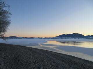 Winterlicher Sonnenaufgang am Forggensee im Allgäu