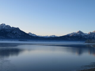 Winterlicher Sonnenaufgang am Forggensee im Allgäu