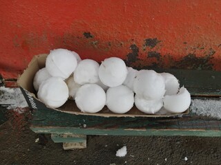 The children made round balls of snow