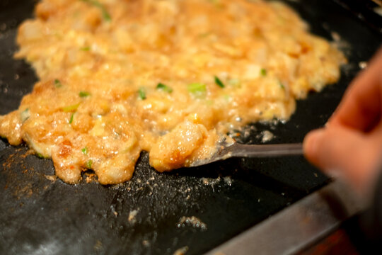 もんじゃ焼きを食べる