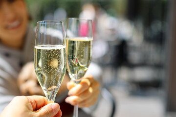 テラス席で飲むシャンパン