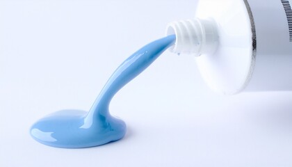 흰 배경 위, 물감이 튜브에서 짜여 나와 곡선을 이루는 모습