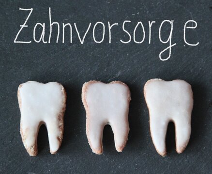 Collage Zahnvorsorge mit Pl&auml;tzchen im Zahnform