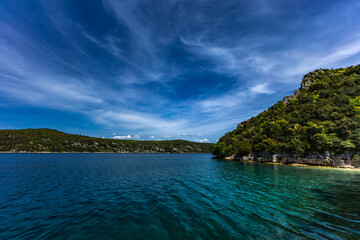 Obraz premium Wild rocky beach, Istrian Peninsula, crystal blue water, a place difficult to access for tourists Croatia