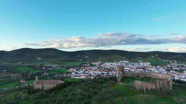 vista a&eacute;rea del municipio de Alan&iacute;s y su castillo en la provincia de Sevilla, Espa&ntilde;a