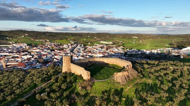 vista a&eacute;rea del municipio de Alan&iacute;s y su castillo en la provincia de Sevilla, Andaluc&iacute;a