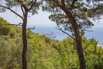 ausblick auf ein großes schiff in der Adria