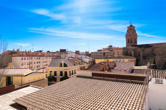 Un pintoresco paisaje urbano con edificios coloridos y techos de tejas rojas.