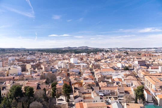 Un pintoresco paisaje urbano con edificios coloridos y techos de tejas rojas.