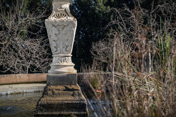 Obraz premium Marble carved base detail with droplets