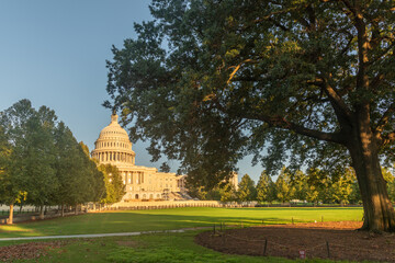 Obraz premium Blue sky over United States Capitol at sunset