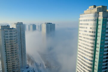 Obraz premium A time-lapse image of a city gradually disappearing into smog caused by exhaust fumes