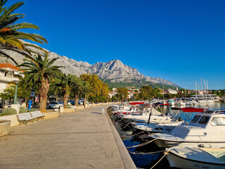 Obraz premium Scenic Marina and Mountains in Baska Voda, Croatia
