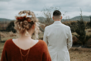 Le marié de dos qui attend l'arrivée de la mariée à son mariage