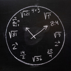 Reloj pintado con tiza en la pizarra con operaciones matemáticas   como las horas 