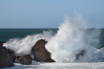 Obraz premium Vagues et écume sur la côte bretonne