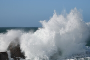 Vagues et écume sur la côte bretonne