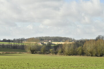 Paysage de campagne entre nuages et éclaircies à Ghislenghien (Ath) 