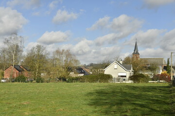 La campagne sous un ciel bleu à la fin de l'hiver à Ghislenghien (Ath)