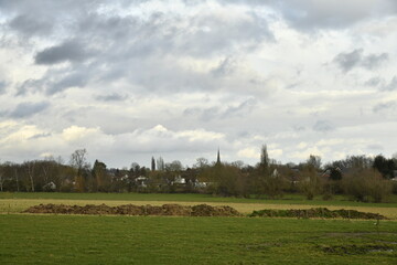 Nuages sombres au soir au dessus d'un paysage rural &agrave; Ghislenghien (Ath)