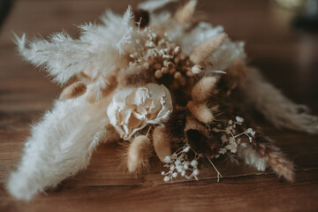 Un bouquet de fleurs de style bohème pour le mariage de la mariée 