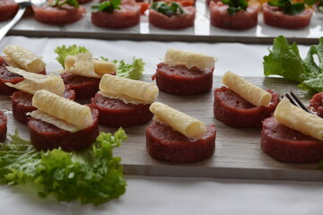 Antipasti vari, produzione italiana, beffet per matrimonio, salame crudo, pancetta, bresaola, prosciutto crudo, grissini, pesce fritto, crostini, tartine