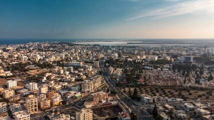 Obraz premium Aerial view of Larnaca, Cyprus, showcasing urban sprawl.