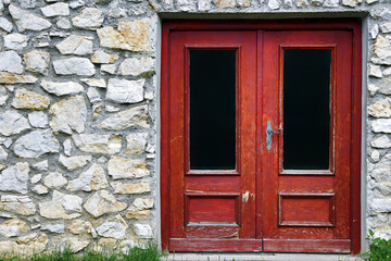Alte Tür an einem Steinhaus in rot und schwarz. Auch ein Symbolfoto für eine Groko in Deutschland